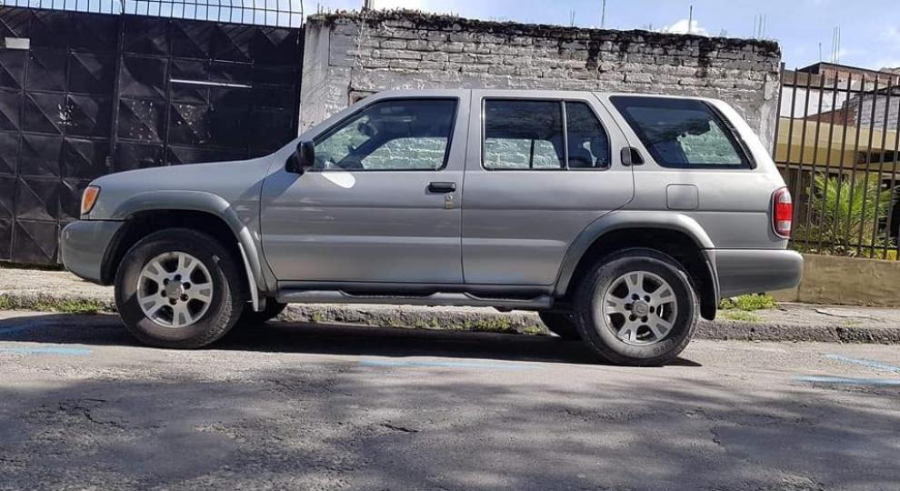 Nissan Pathfinder 2001 Loja